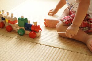 Eine Krabbelunterlage schütz Kinder und bietet Platz zum Spielen