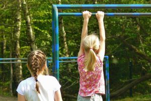 Das Klettergerüst ist erst für ältere Kinder